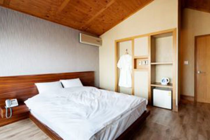 Room 12 of 25