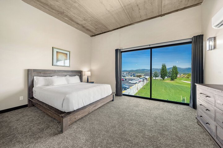 Room 10 of 65