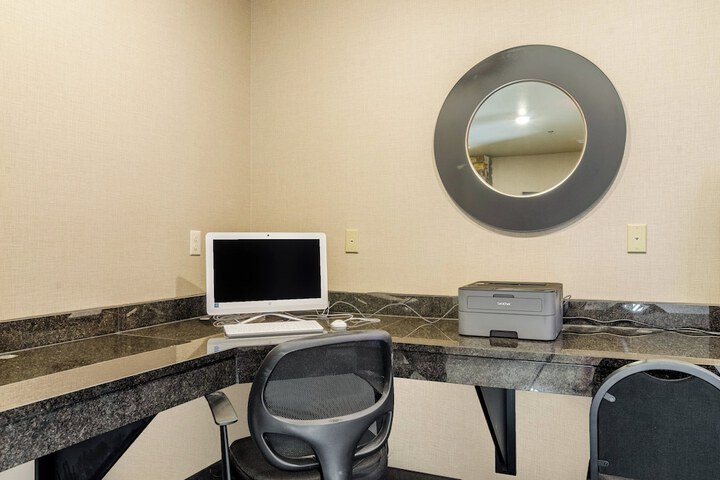 Business Center 39 of 41