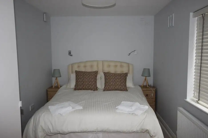 Room 6 of 10