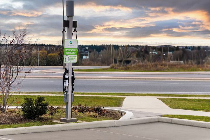 Electric vehicle charging station