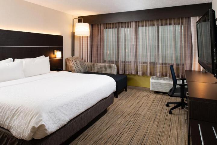 1 King Bed (12 of 23)