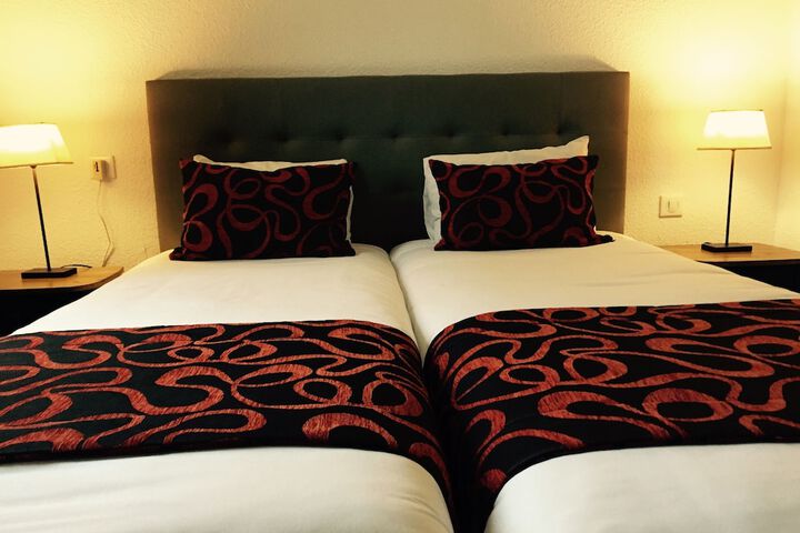 Room 8 of 33