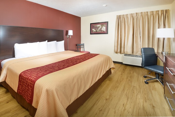 Deluxe King Bed Accessible (10 of 10)