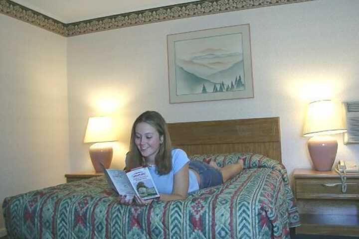 1 Queen Bed (8 of 9)