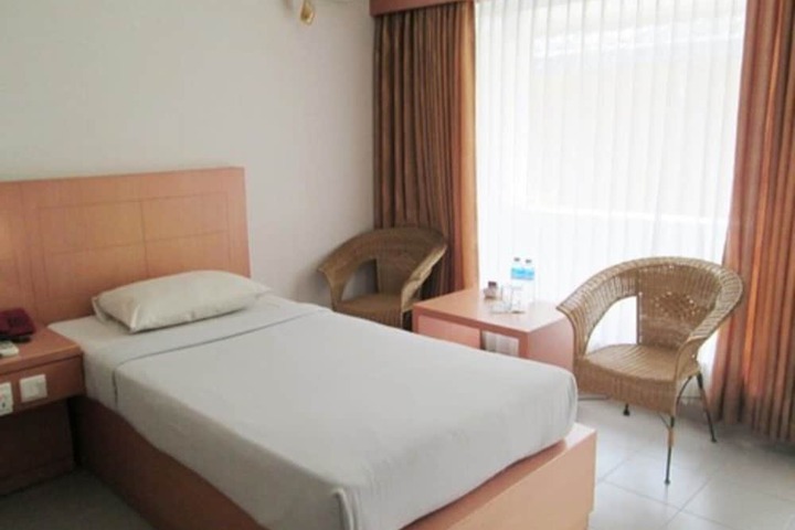 Room 12 of 38