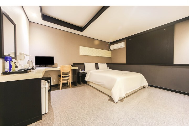 Room 6 of 42