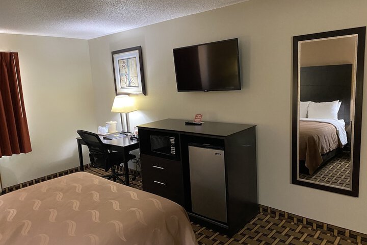 1 Queen Bed (11 of 11)