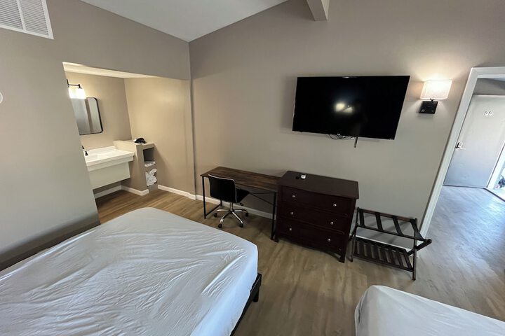 1 Queen Bed Mobility Accessible (28 of 35)