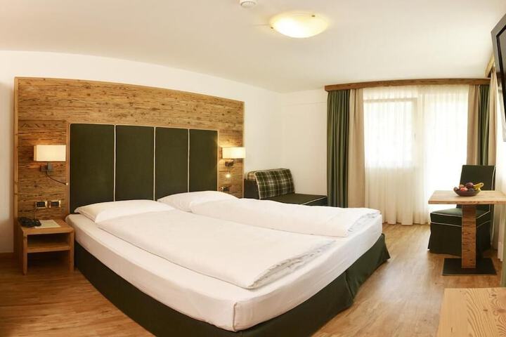 Room 4 of 33