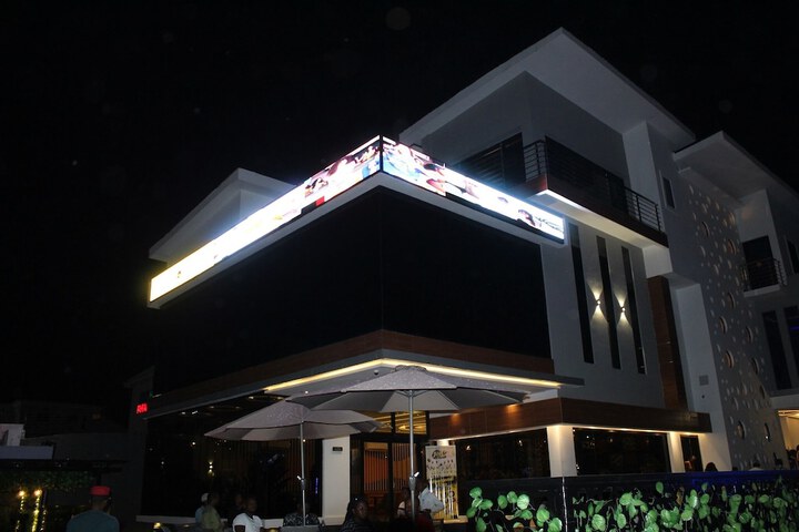 GlassTop Lounge Kubwa