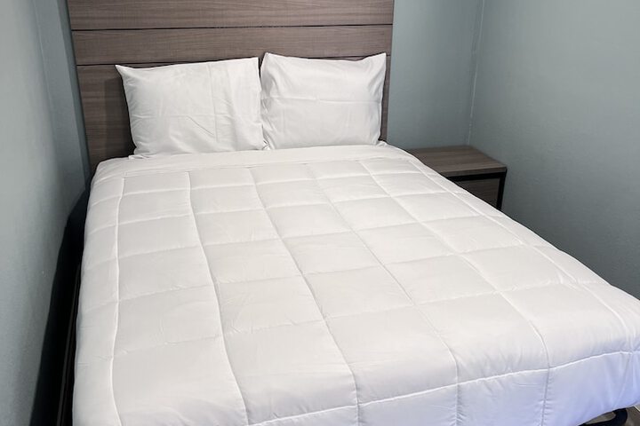 1 Queen Bed (16 of 30)