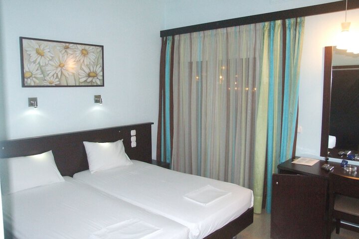 Room 12 of 25