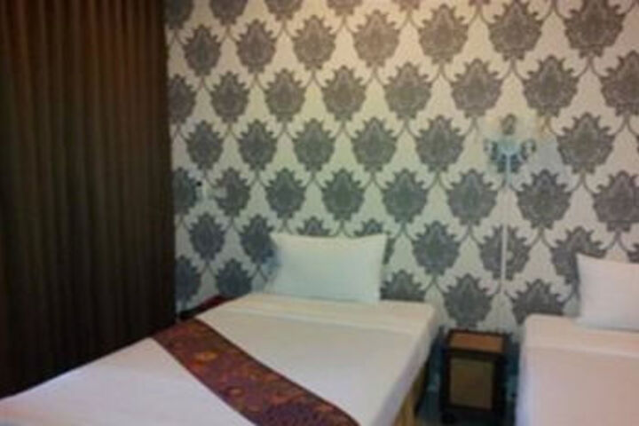 Room 7 of 14