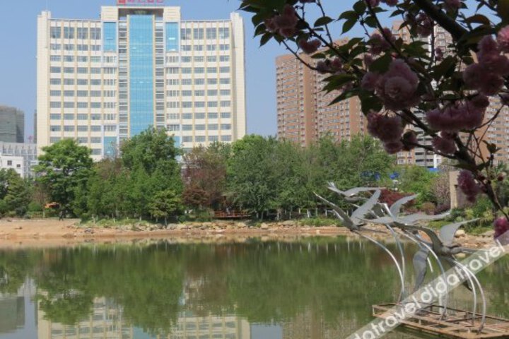 Vienna International Hotel (Qujing Yulong Branch)