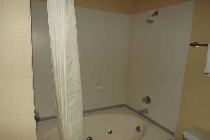 Jetted tub