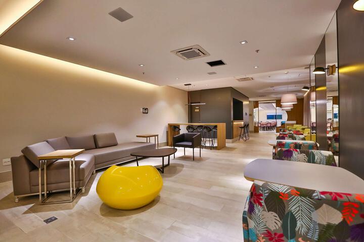 Lounge 22 of 36