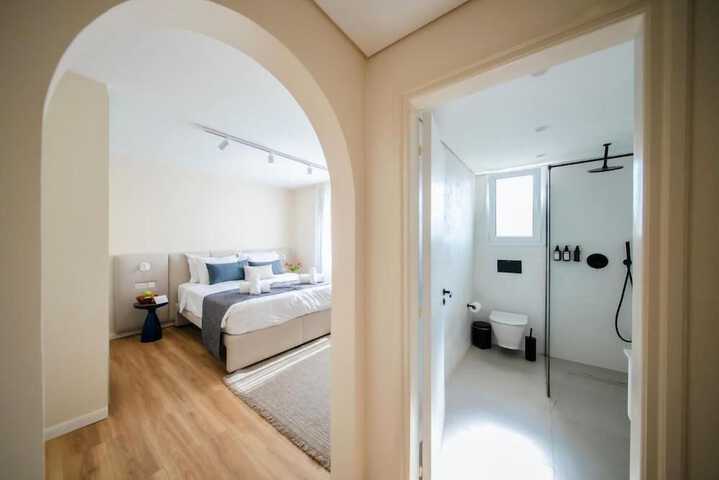 Room 28 of 102
