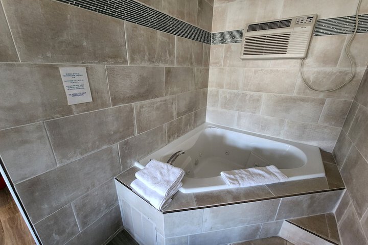 Room 6 of 28