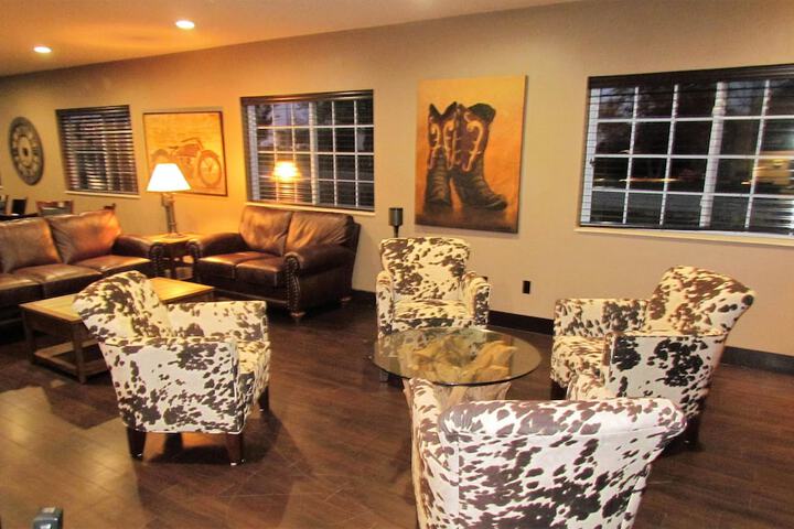 Lobby lounge