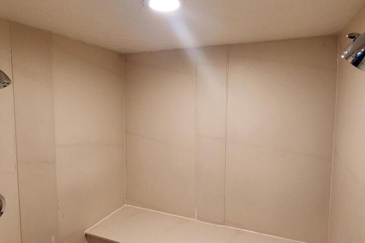 Room 5 of 284