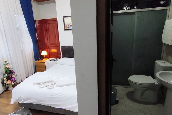 Room 8 of 9
