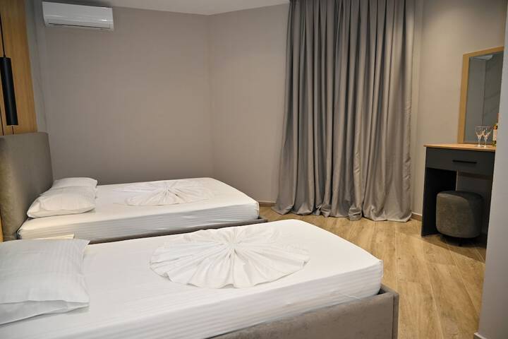 Room 21 of 34