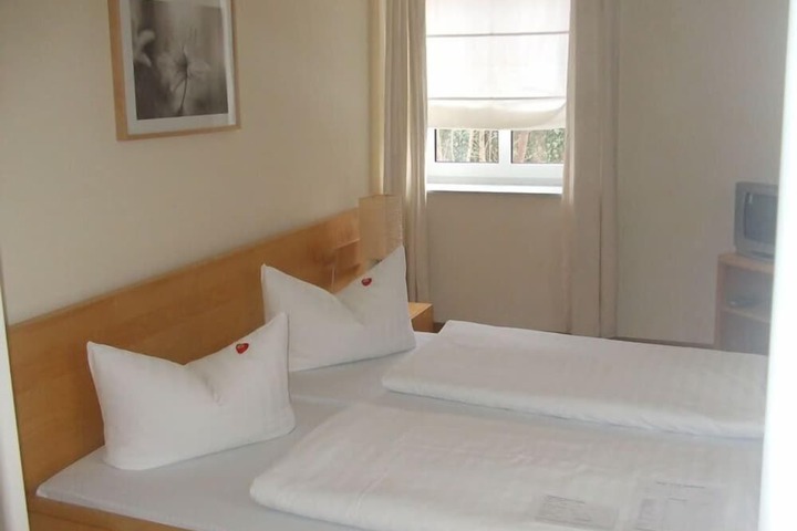 Room 11 of 33