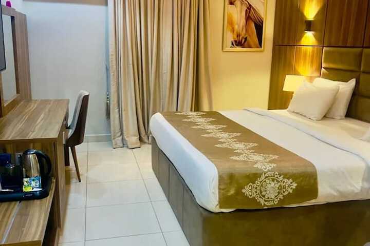 Room 4 of 10