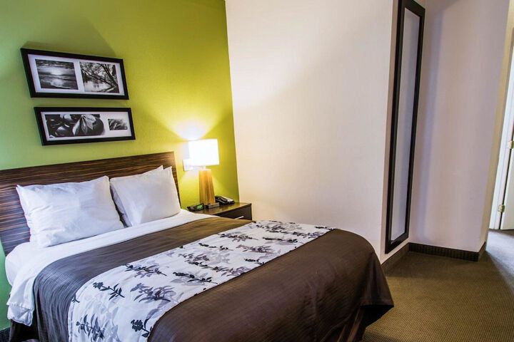 1 Queen Bed (6 of 14)