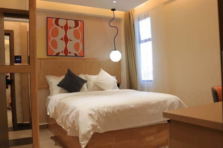 Room 13 of 20