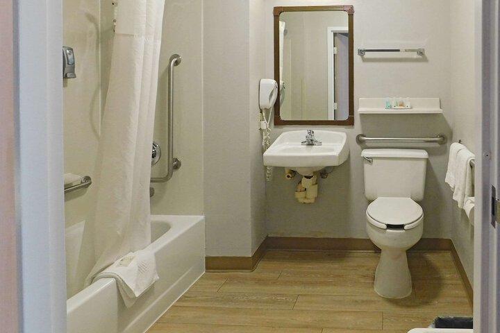 1 King Bed (3 of 6)