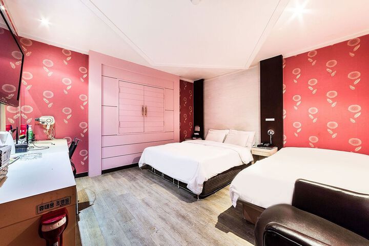 Room 16 of 38