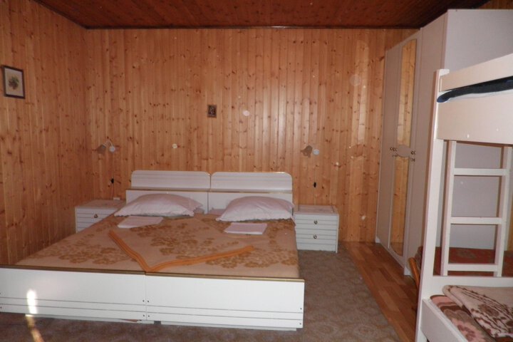 Room 6 of 74