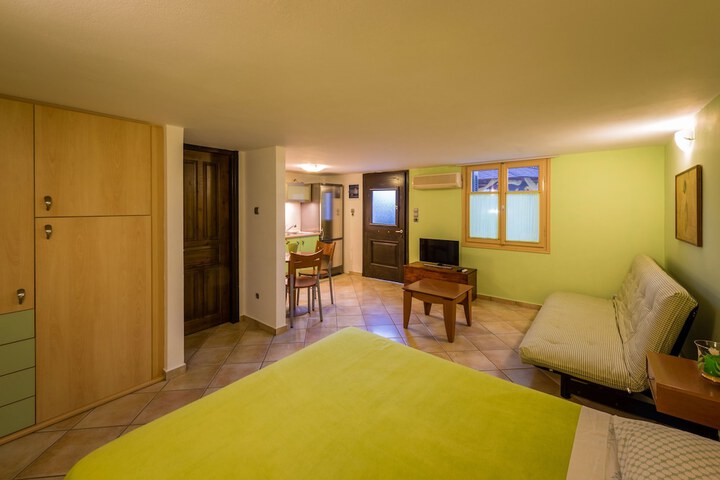 Room 3 of 49