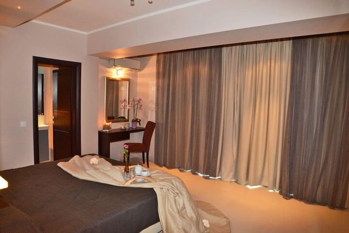 Room 7 of 93