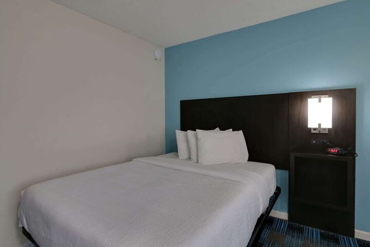 1 Queen Bed (7 of 10)