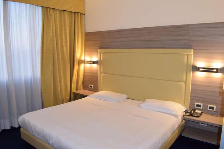 Room 6 of 18