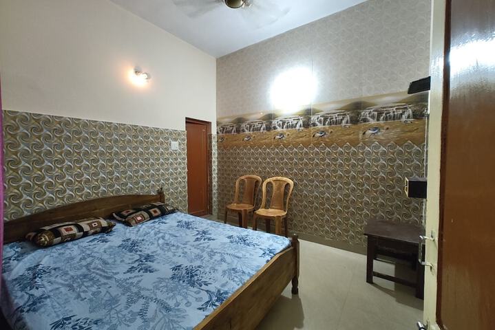 Room 4 of 12