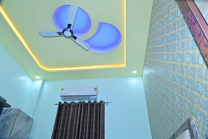 Room 4 of 18