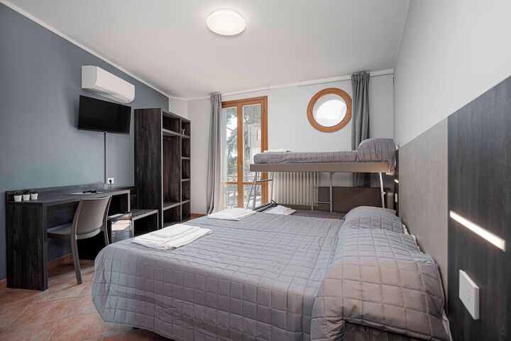 Room 9 of 12