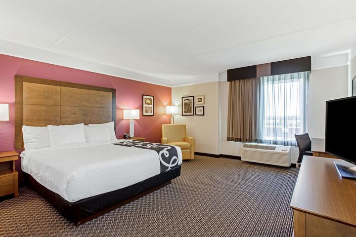 1 King Bed (4 of 15)