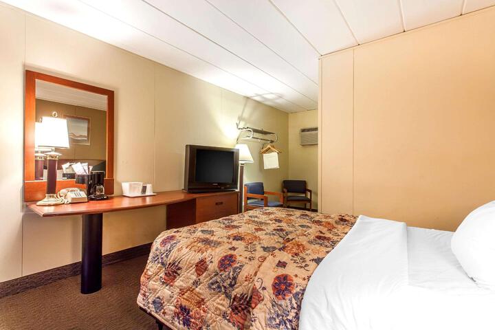 1 Queen Bed