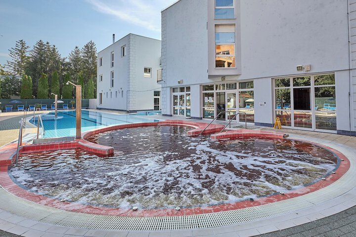 Pool 90 of 171