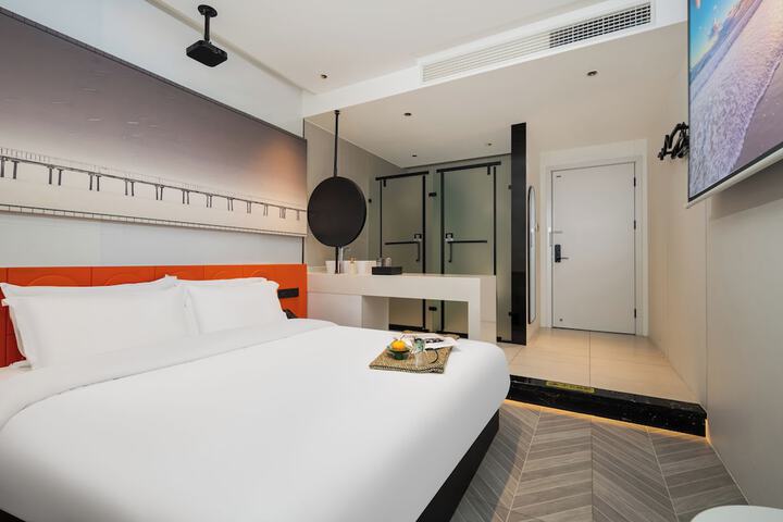 Room 6 of 24