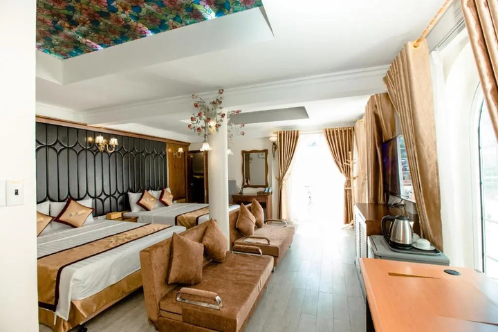 Room 4 of 15