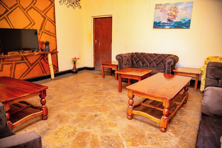 Lounge 37 of 66