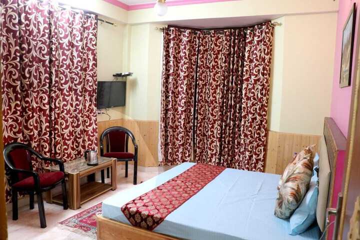Room 6 of 28