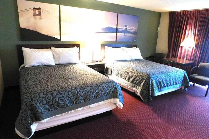 1 Queen Bed (7 of 19)