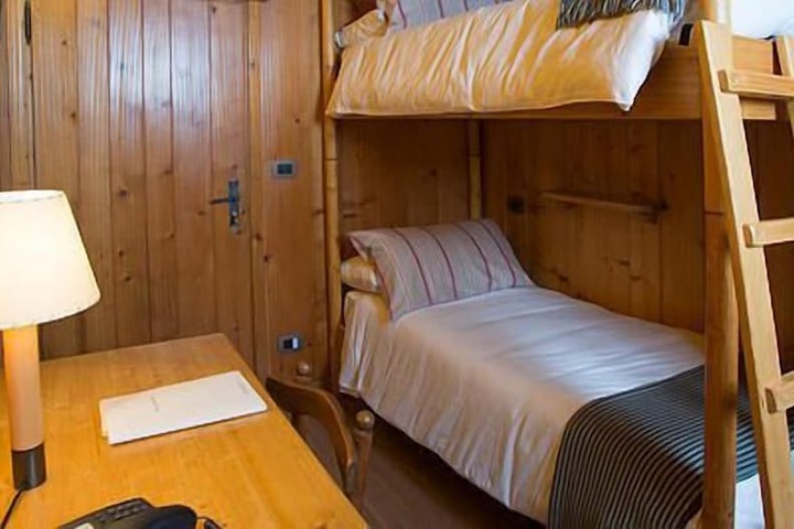 Room 8 of 60